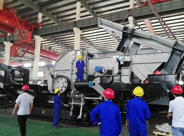 重庆时产200-250吨石灰石履带式移动破碎生产线